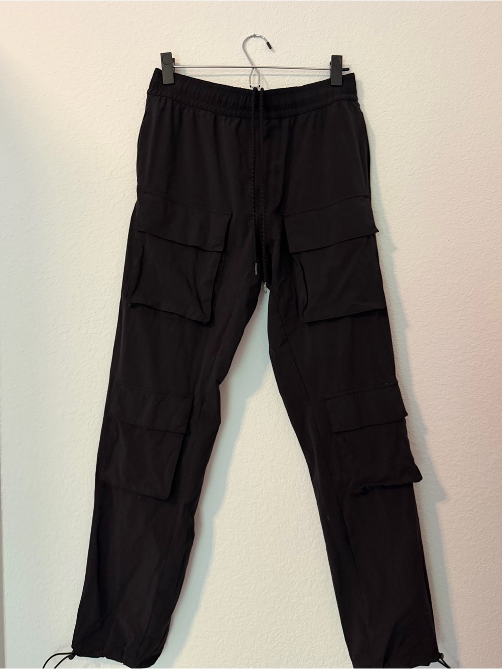ALO Yoga Men's Black Cargo Joggers with Utility Pockets